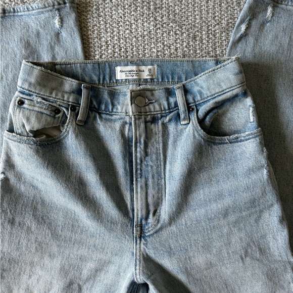 Abercrombie & Fitch Denim - abercrombie 90s straight ultra high rise light wash lightly distressed jeans